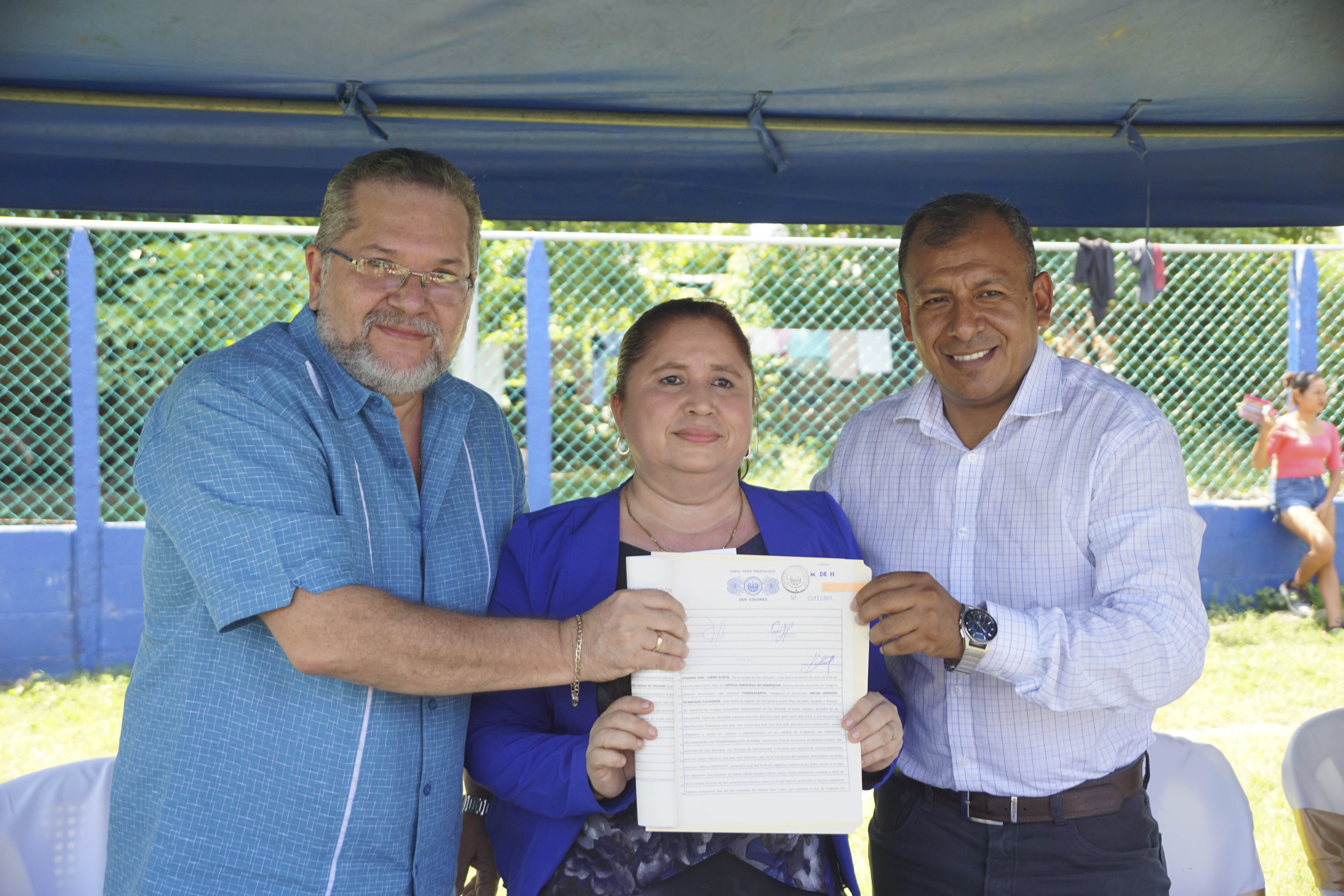 Presidente entrega cancha de futbol en San Pedro Masahuat
