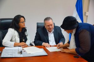 Se realizó la firma de escrituras para transferir los inmuebles respectivos a cuatro diferentes iglesias ubicadas en el departamento de La Paz, San Vicente y Usulután.