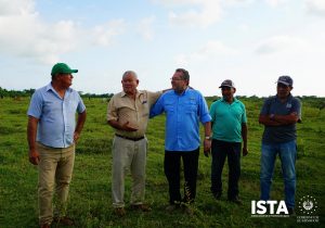 El presidente Óscar Enrique Guardado y el personal de la Gerencia de las Escuelas Agrarias visitaron a los directivos de la Cooperativa Astoria