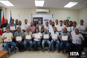 El Presidente Óscar Guardado, junto al Decano de la Facultad de Ciencias Agronómicas de la Universidad de El Salvador, Francisco Lara Ascencio, dieron por clausurado este día la capacitación del personal de la Gerencia de Escuelas Agrarias