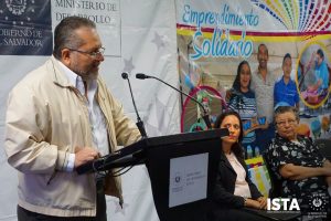 Presidente Óscar Guardado acompañó a la Ministra de Desarrollo Local, María Chichilco, en la firma de convenios con 13 alcaldías para la ejecución del Programa Emprendimiento Solidario.