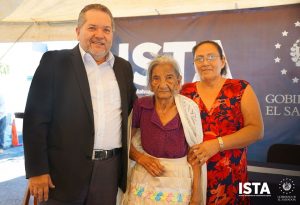 Doña Josefa Cubías de 99 años de edad, había esperado por más de 30 años recibir su escritura de propiedad